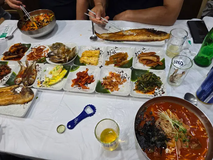 푸짐한 한상차림에 놓인 여러 가지 반찬들
