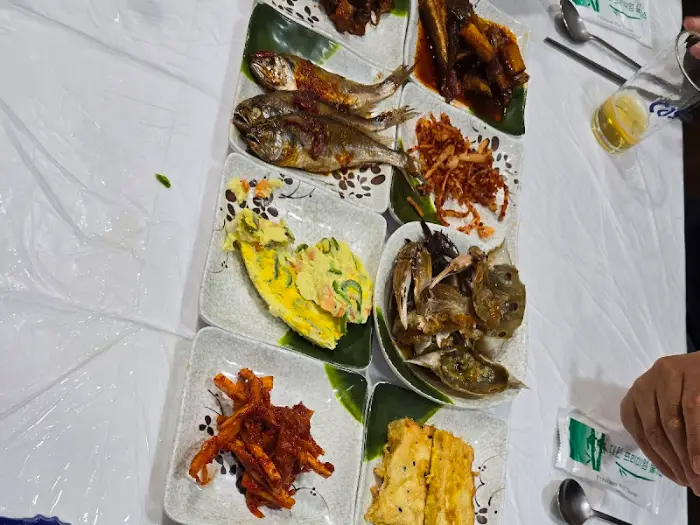 계란말이, 젓갈 등 다양한 밑반찬