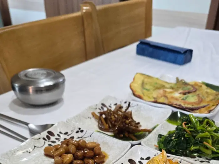밥과 반찬, 그리고 식기를 클로즈업한 모습