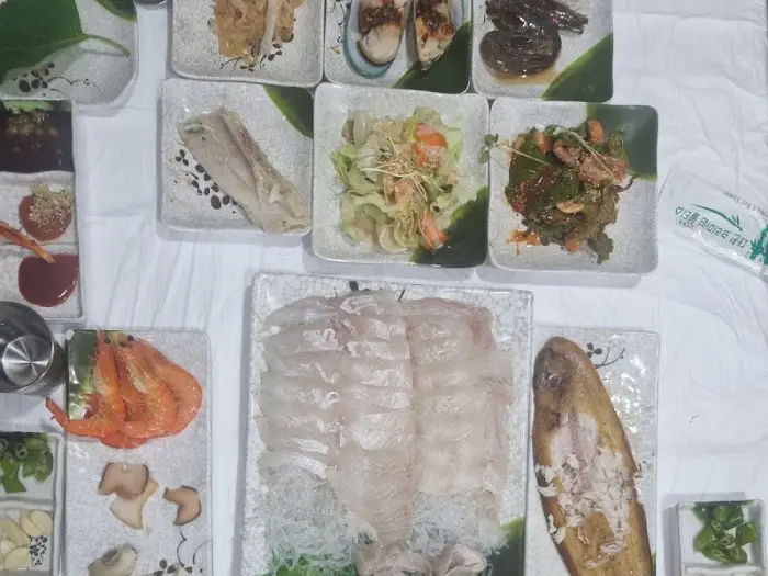 신선한 회와 여러 가지 해산물 요리