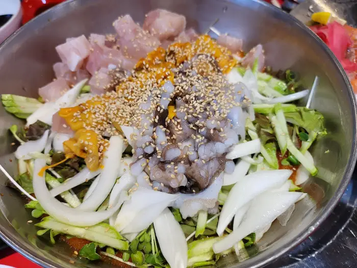 신선한 해산물과 채소가 듬뿍 담긴 물회의 모습