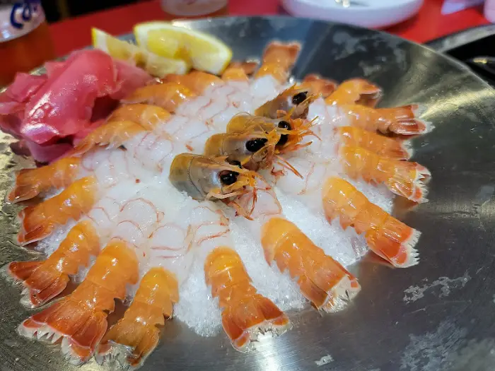 화려하게 차려진 딱새우회 한 접시