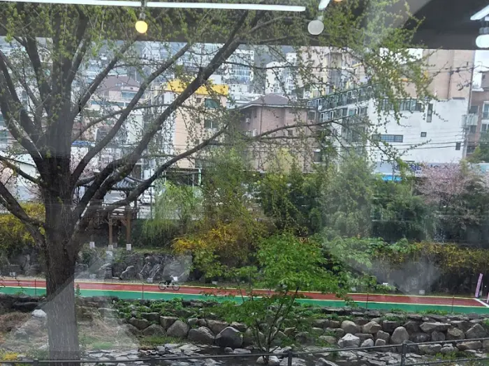 창밖으로 보이는 홍제천 풍경