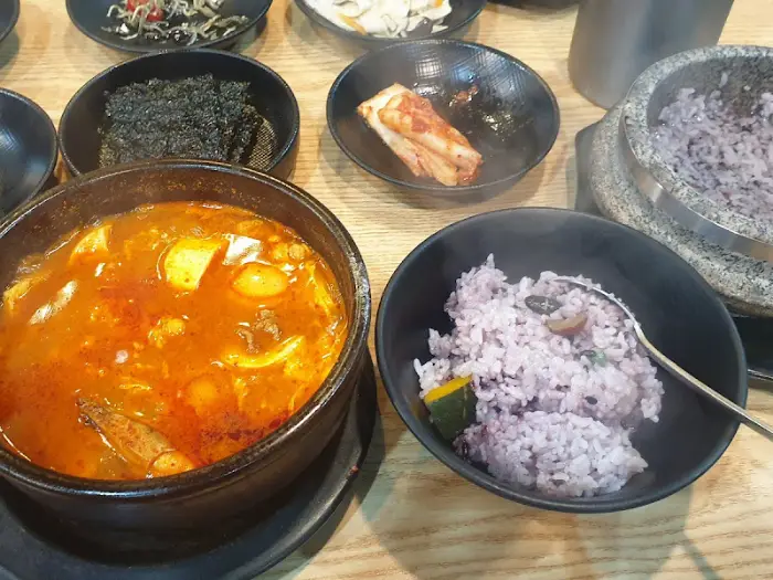 차려진 식사 모습