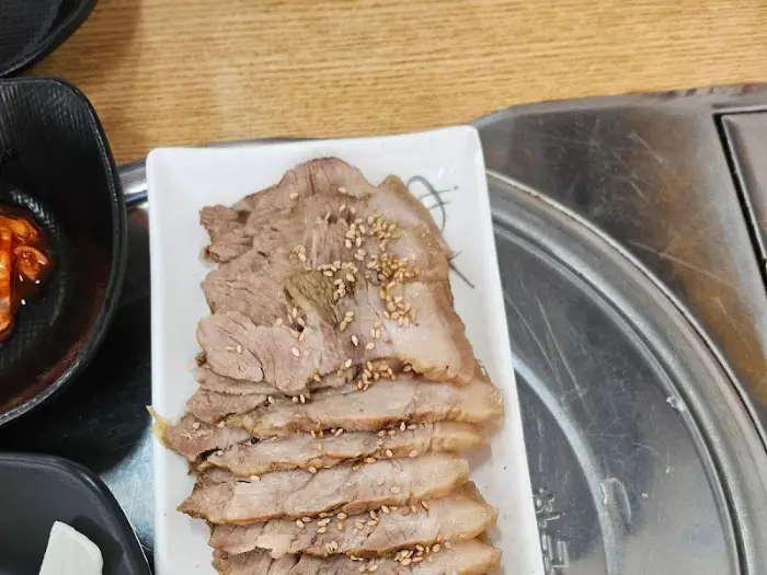 얇게 썬 수육