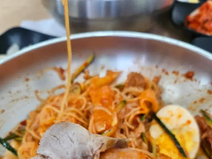 비빔밀면 비비는 모습
