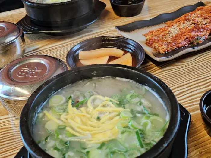 테이블 위, 메인 메뉴인 소머리국밥과 함께 곁들여 먹는 반찬들이 보입니다.