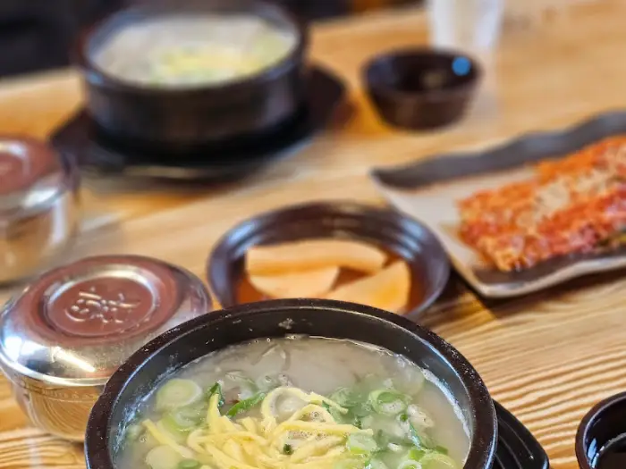 따뜻한 국물에 밥이 말려 있고, 계란 지단이 고명으로 올라간 소머리국밥의 모습.