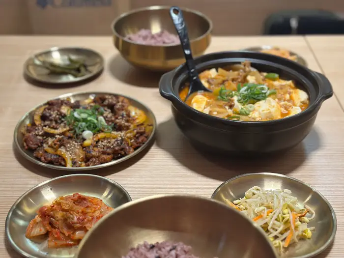 푸짐하게 차려진 한상차림