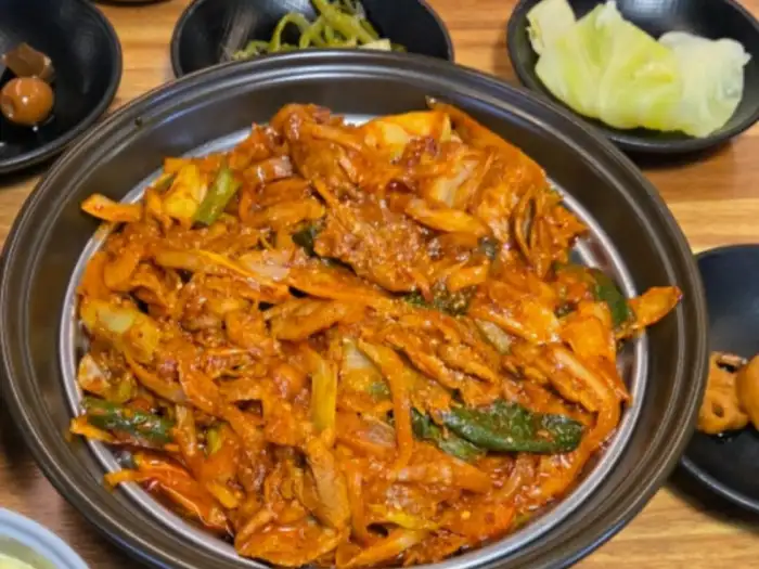 제육볶음이 담긴 큰 접시