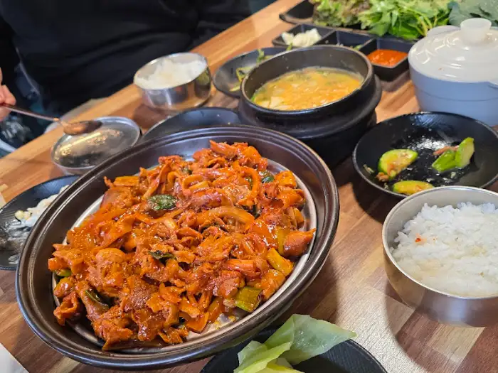 테이블에 차려진 푸짐한 쌈밥 정식 한 상