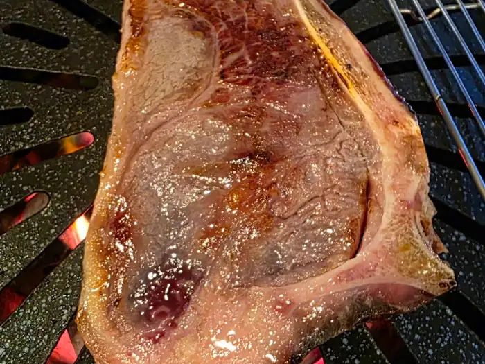 불판 위에서 맛있게 익어가고 있는 고기