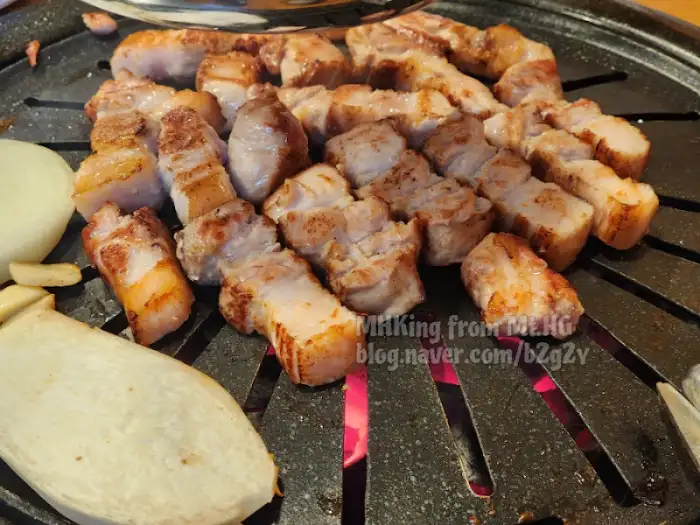 불판 가득 올려진 삼겹살