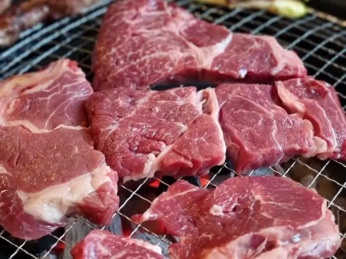불판 위에 올라가기 전의 생고기들