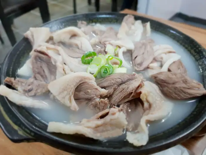 돼지국밥에 듬뿍 담긴 푸짐한 고기들