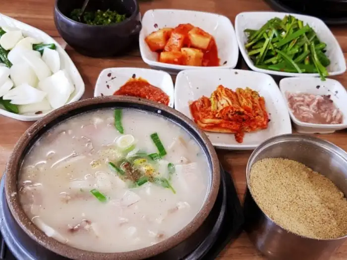 돼지국밥과 함께 나온 각종 곁들임 반찬들