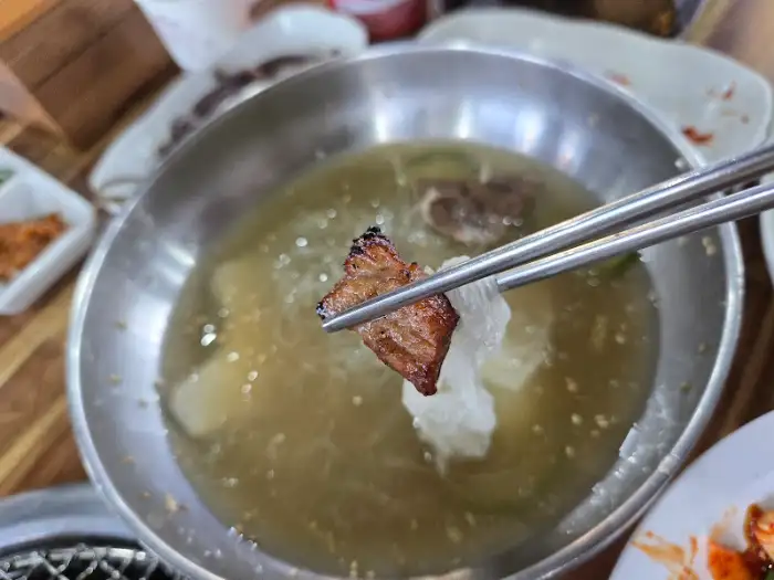 냉면에 곁들여 먹는 고기