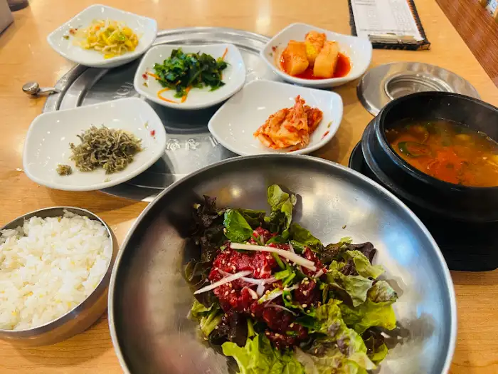육회비빔밥 상차림