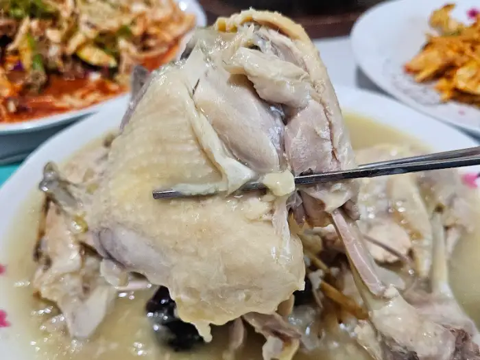 본가장수촌 누룽지백숙의 닭고기 클로즈업