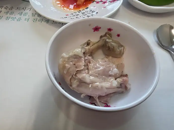 따뜻한 국물과 함께 즐기는 백숙