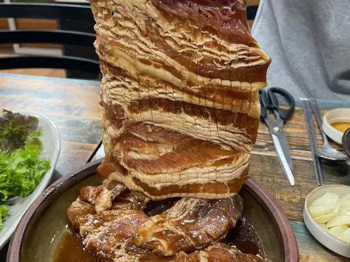 두툼한 두께의 양념돼지갈비 덩어리