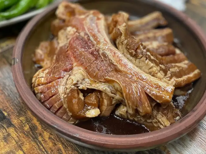 그릇에 담겨 양념이 배어 있는 돼지갈비