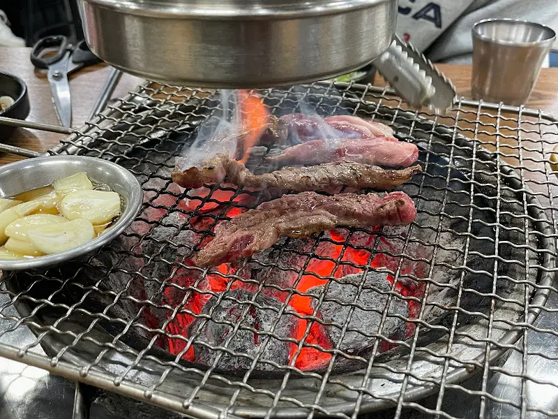 숯불에 구워지는 소갈비살