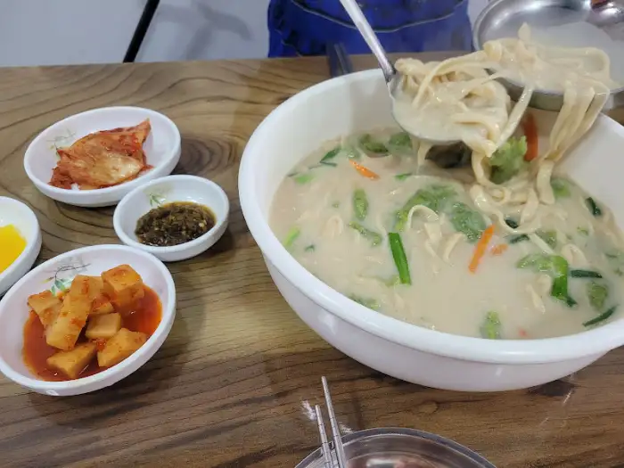 들깨 칼국수와 곁들여 나온 김치, 깍두기, 양념장