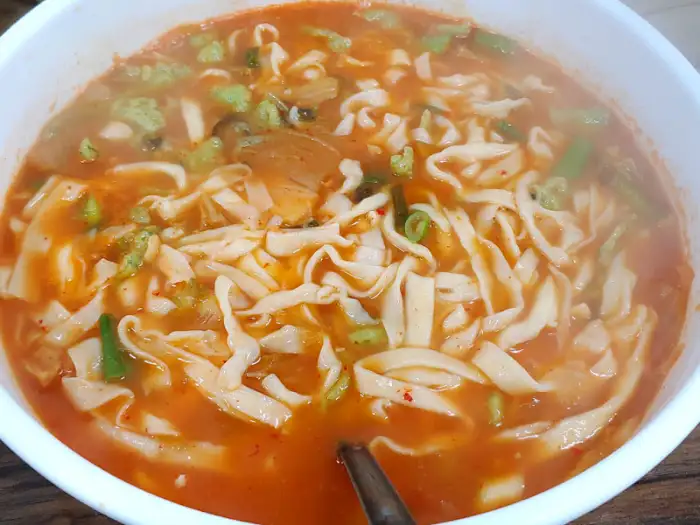 뜨거운 김이 올라오는 칼제비 모습