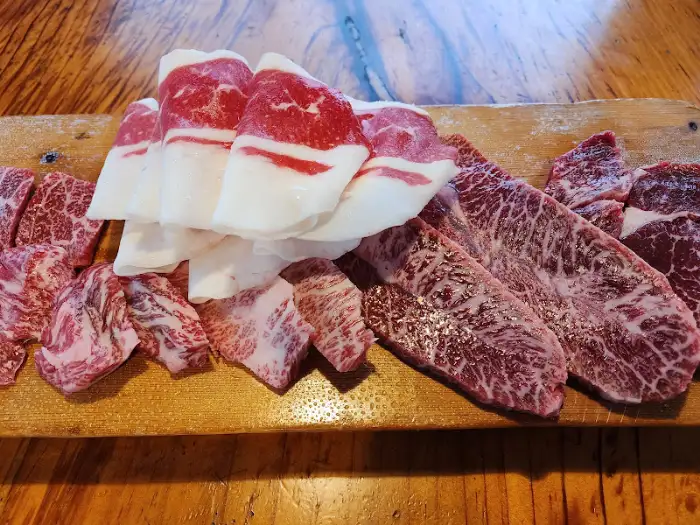신선한 생고기 플레이트