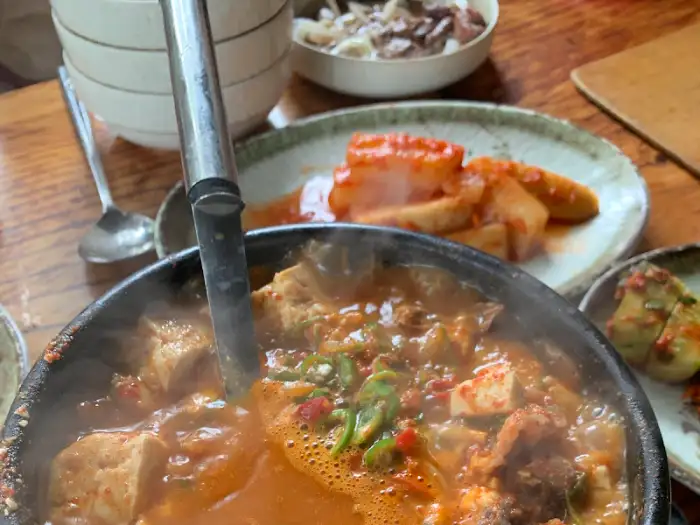 김이 모락모락 나는 찌개