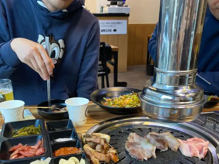 테이블에서 고기를 굽고 있는 모습