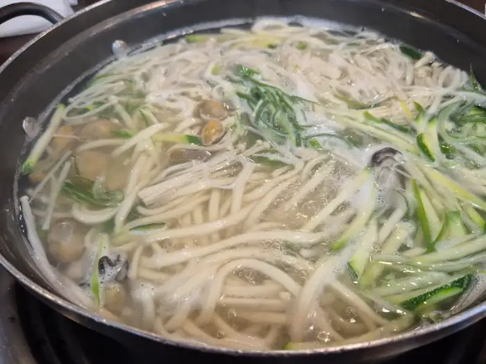칼국수 끓는 모습