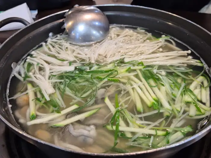 칼국수 재료와 국물