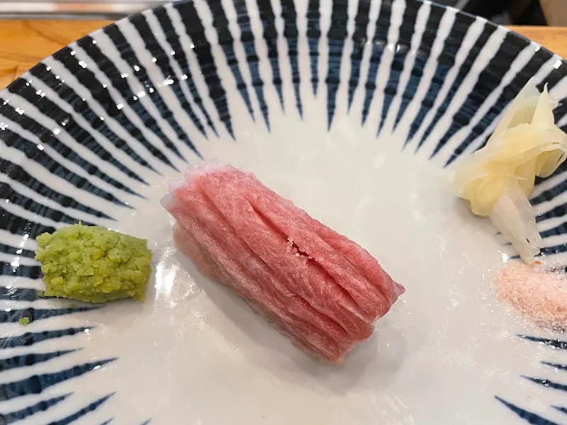 선명한 붉은 색을 뽐내는 참치 아카미 스시