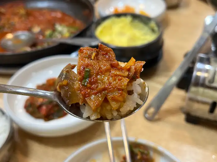 밥 위에 황태찜을 얹은 모습