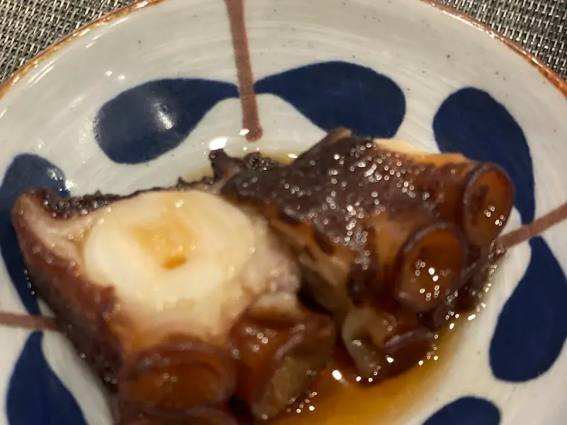 윤기가 흐르는 짭짤한 문어 요리