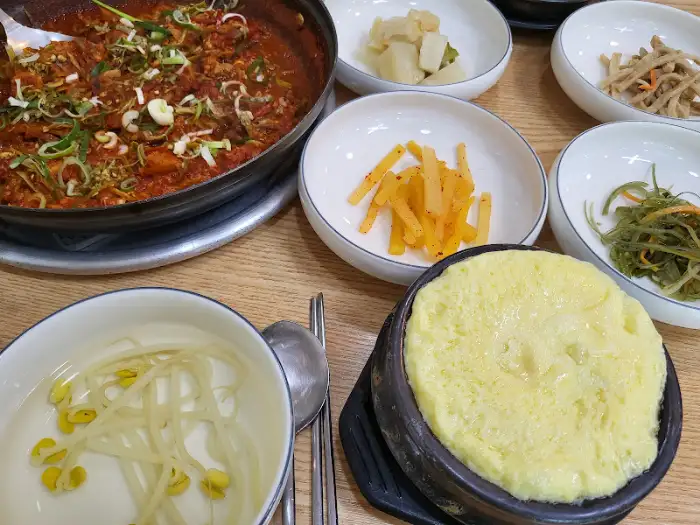 테이블에 차려진 황태찜과 밑반찬들