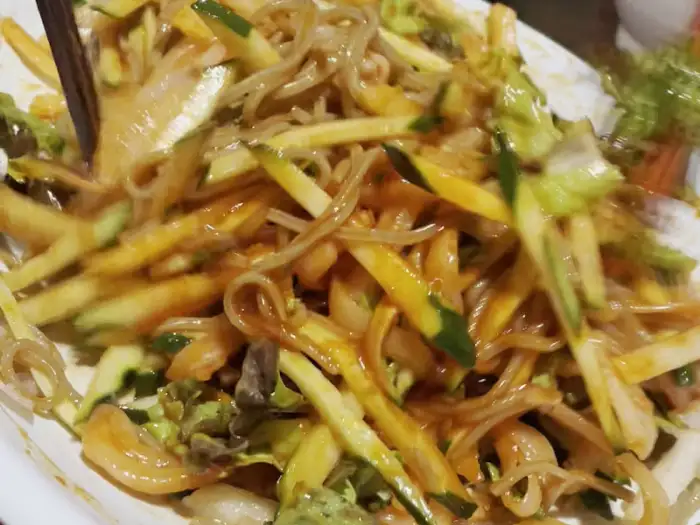 접시에 담긴 한치와 면