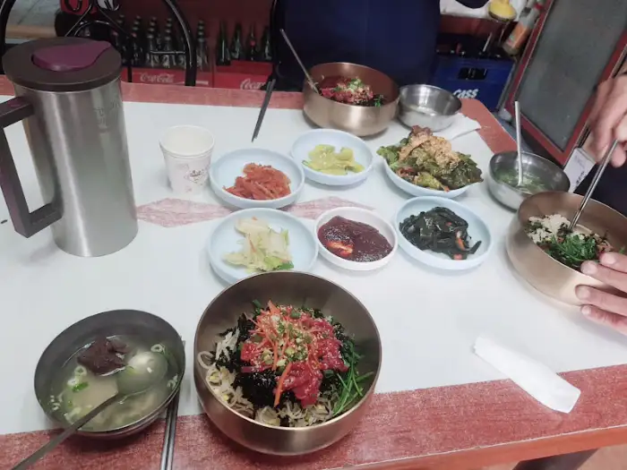 육회비빔밥을 비비는 모습