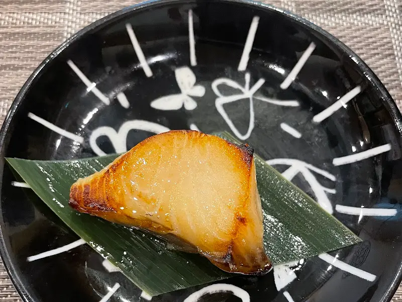 윤기가 흐르는 구운 생선 요리