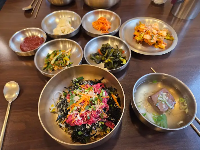육회비빔밥과 국물, 밑반찬