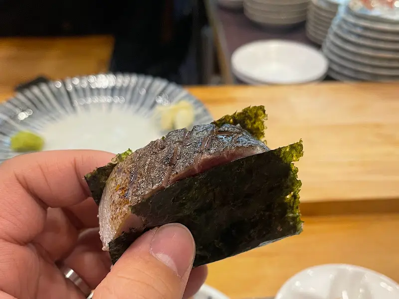 김으로 감싸진 큼지막한 스시