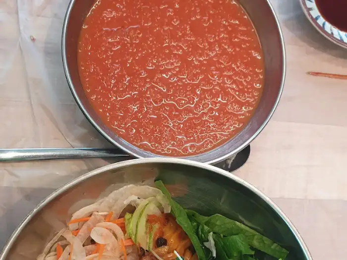 토마토소스와 비빔밥 재료