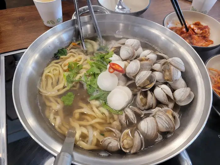동죽이 가득한 칼국수