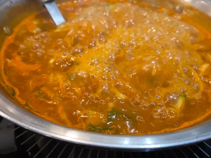 끓고 있는 얼큰 칼국수