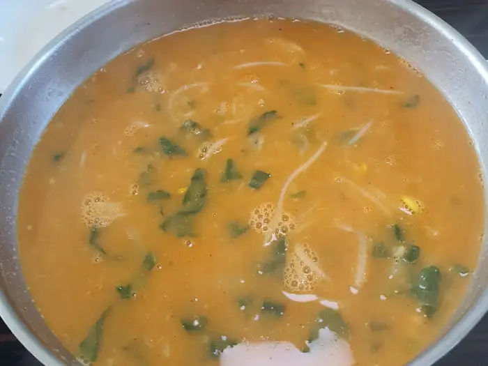 어탕국수 국물 클로즈업