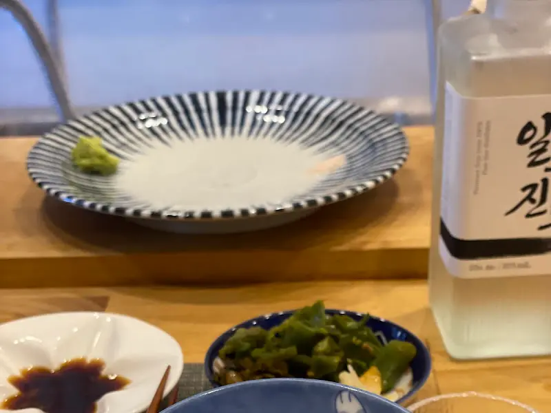 술과 함께 놓여진 스시 접시