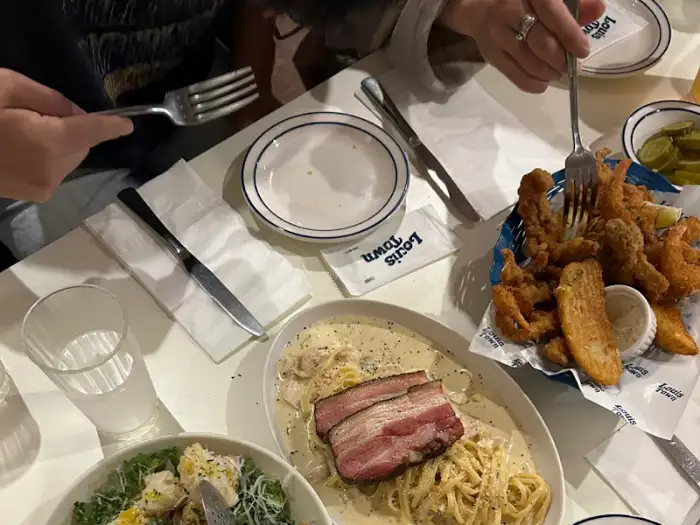 식사 테이블과 반려견 동반 공간
