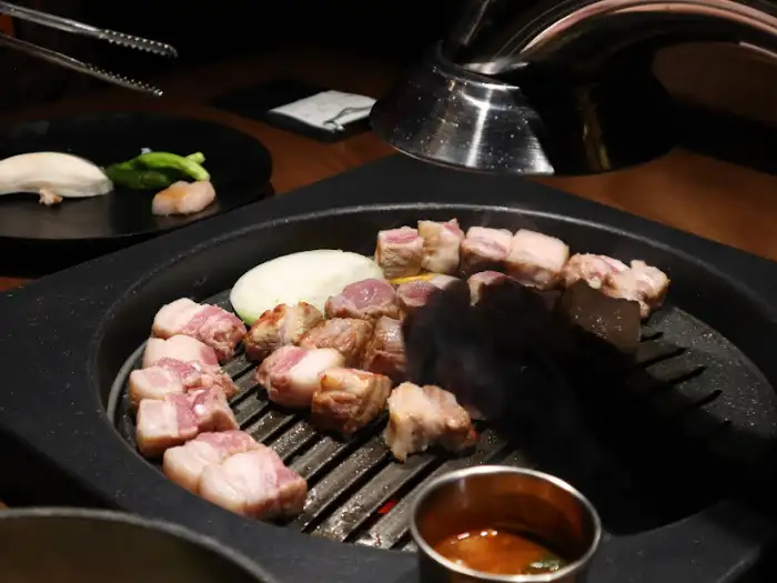 그릴 위에서 구워지는 고기